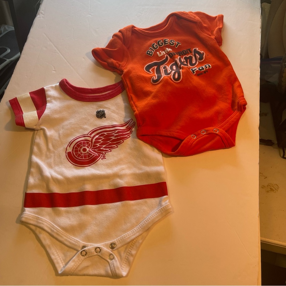Detroit Red Wings and Tigers Fan Bodysuits Set